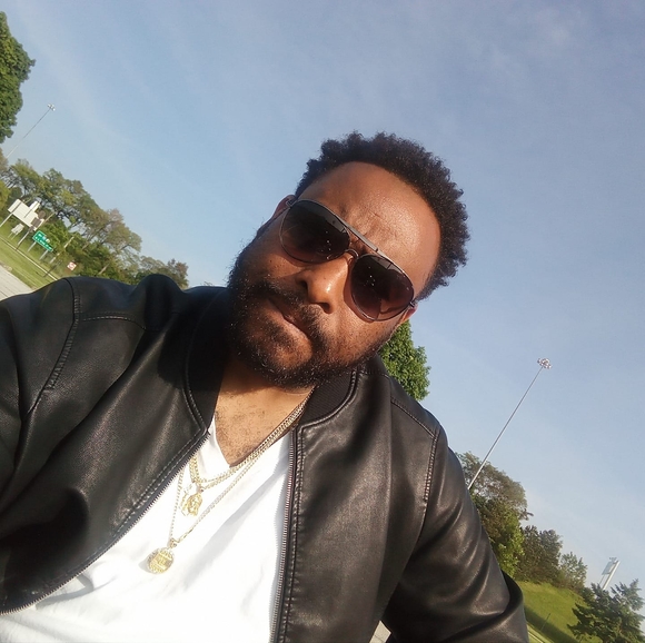 Meet your Posher, Antoine - Picture 1 of 1